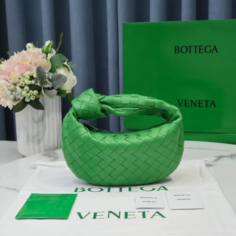 Batch 1120 BV Bottega Veneta's new early spring women's MINI JODIE handbag BV bag 🔥The new method is based on the original rounded corners, knotted with classic woven leather round hobo bag, The most iconic triangular pull-out design, using sheepskin draped soft shape, is super suitable for concave shapes~ Jodie feels really gentle to people, and is definitely the best item for daily matching. It has the same weave, new elements and twists, is compact and versatile, and is the new favorite of street style Internet celebrities! Dimensions: 23x28x8 Model: 6699-1
